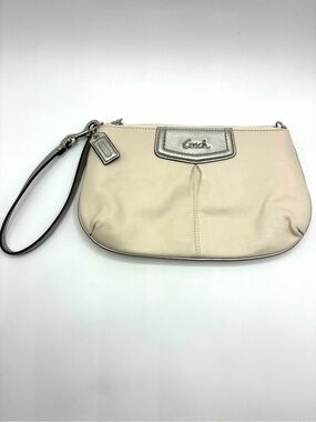 Coach Cream Leather Wristlet Clutch Pink Lining Silver Hangtag